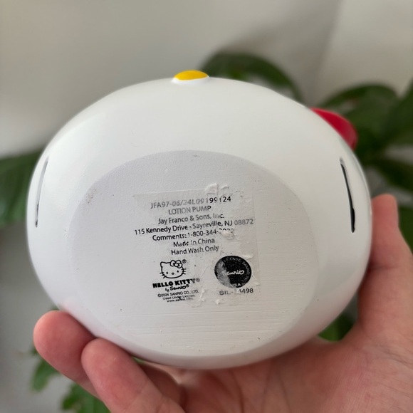 Hello Kitty Christmas Santa Soap Dispenser - Picture 8 of 8